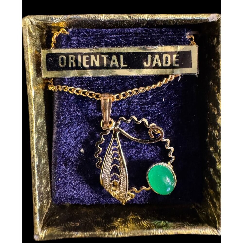 Oriental Jade Pendant Necklace With Green Stone & Gold-Tone Chain Costume